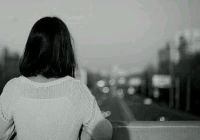 伤感说说看完哭了那种(一个人走在路上的伤感文案)