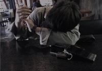 伤感的情感语录男生(一个男人为一个女人流泪)