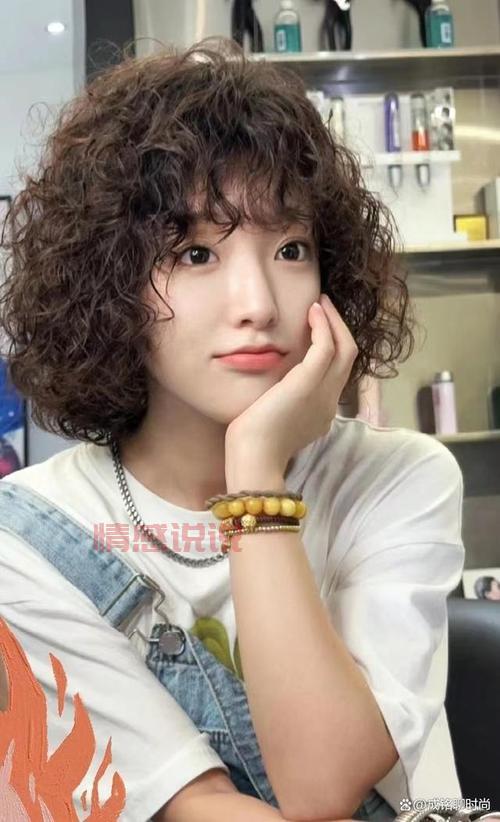 2022年40岁女人发型流行趋势：最新短发与烫发款式