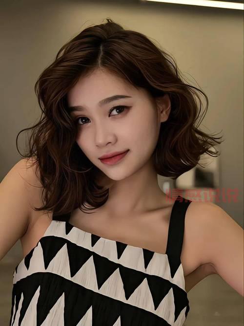 2022年40岁女人发型流行趋势：最新短发与烫发款式