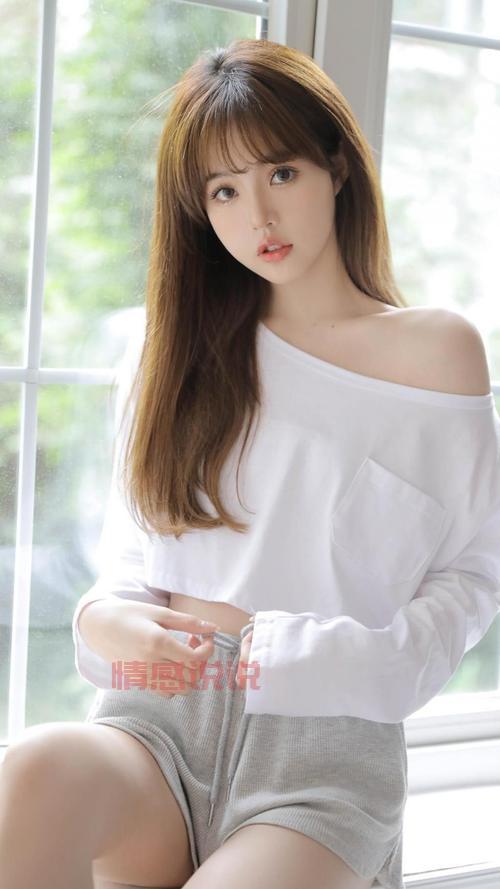 私房美女图片大全：性感与优雅并存的摄影艺术