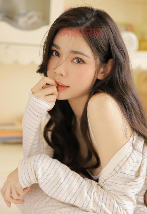 私房美女图片大全：性感与优雅并存的摄影艺术