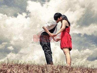 男女情感说说：那些让人动容的爱情瞬间