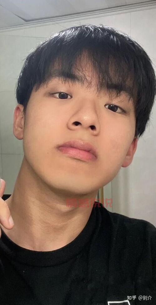 如何识别适合骗网友的男生照片？教你几招防骗技巧！