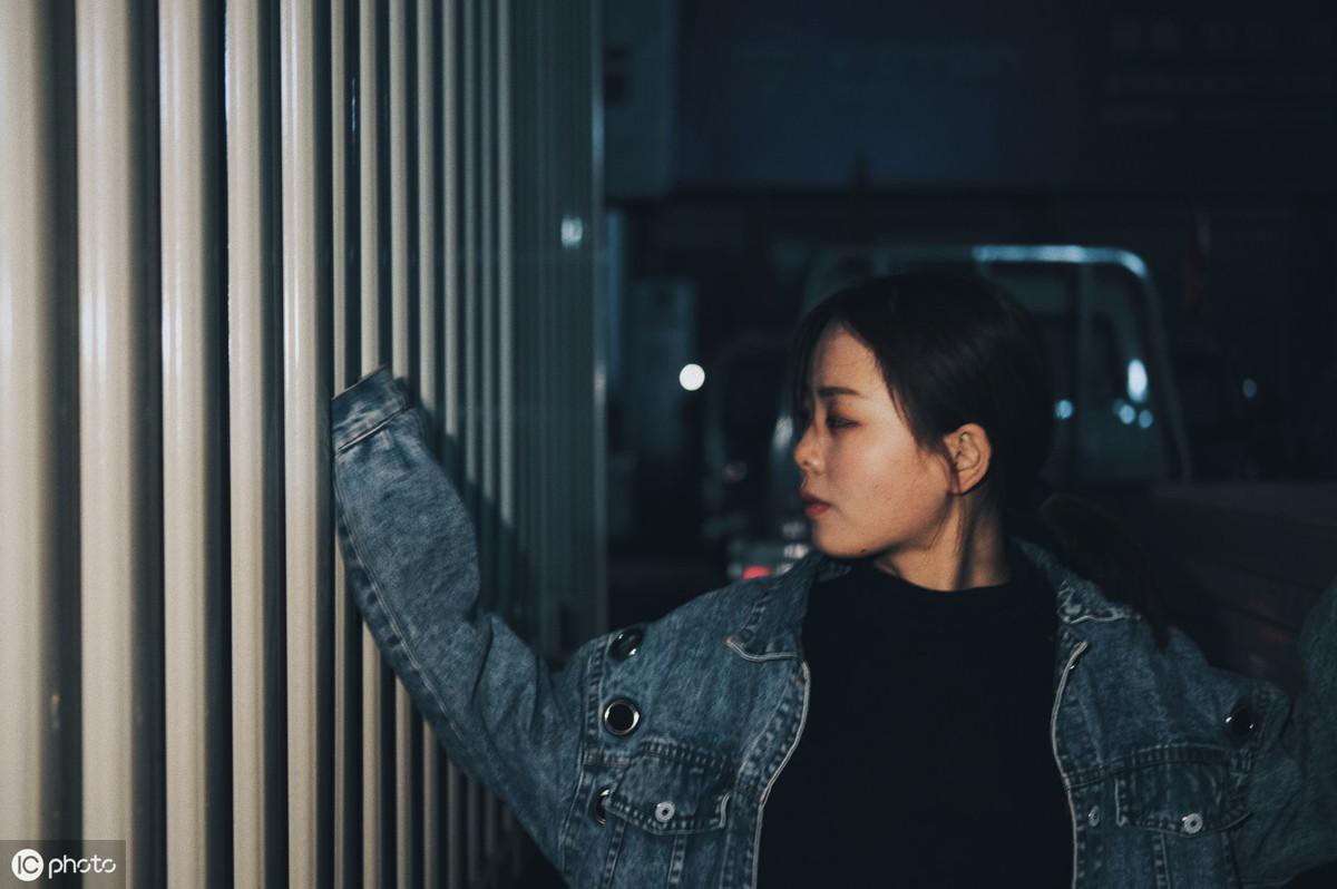 最火 的伤感扎心短句(伤感扎心语录黑色背景)