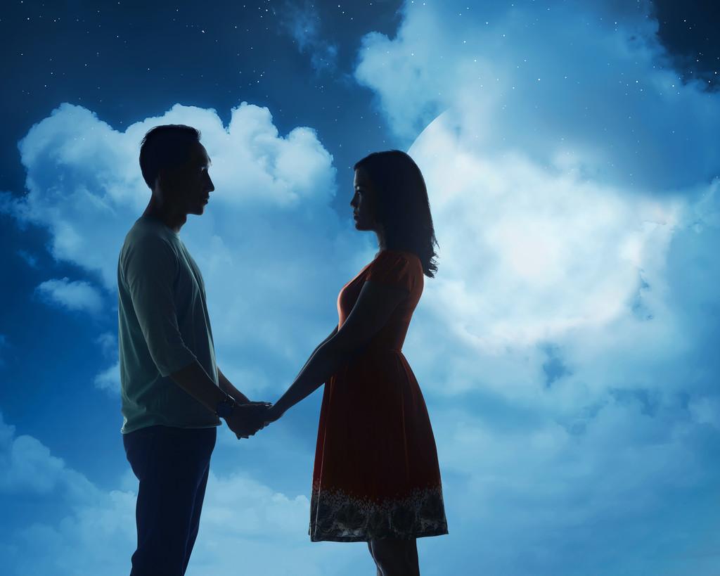 爱情句子伤感(为爱情伤悲的说说)