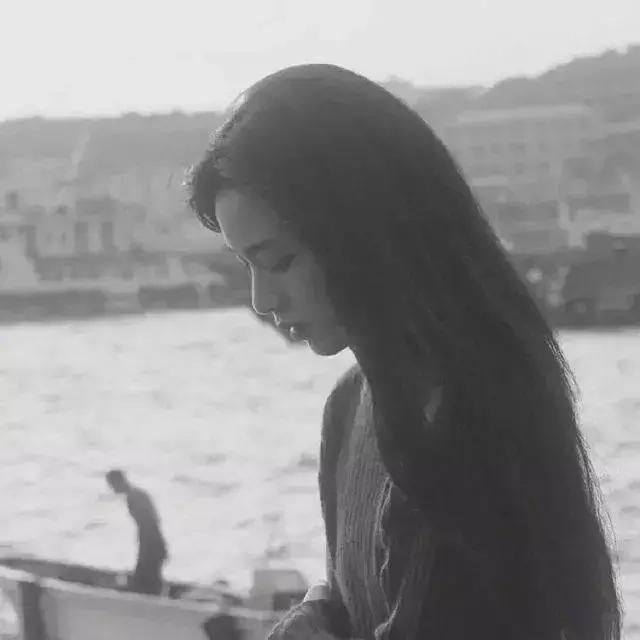 伤感短语八个字(伤感女生网名冷酷短句)