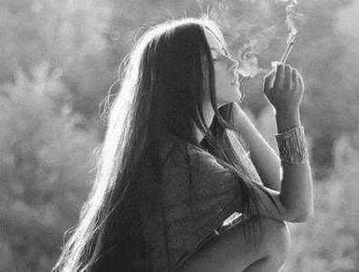 个性签名女生简单气质霸气(女生霸气的说说配图初中生)