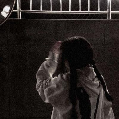 伤感头像女(求推荐黑暗系头像或者双面性头像)