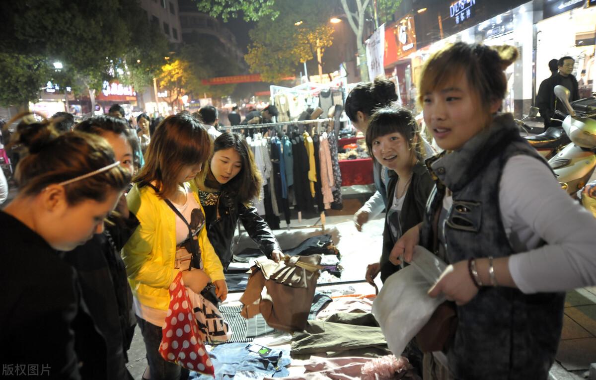 女人卖衣服的幽默语录搞笑(淘宝上卖几块钱东西还包邮的卖家是怎么回事)