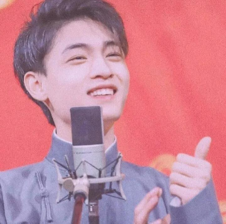 一本正经的沙雕文案(搞笑一家人文案短句沙雕)