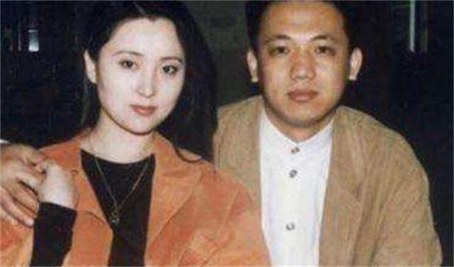 5个字伤感短句(到现在我都难以从悲伤里面走出来)