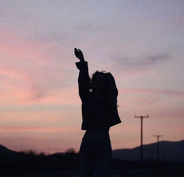 伤感短句关于爱情的句子(有哪些伤感忧郁的说说)