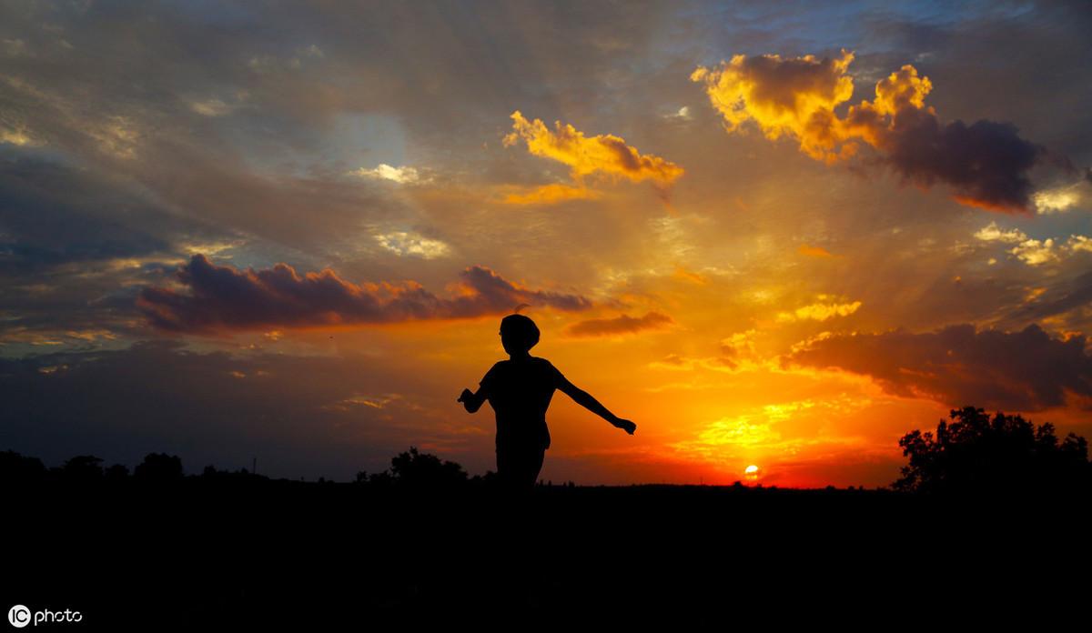 伤感说说文案(不是哥哥不爱你的说说)